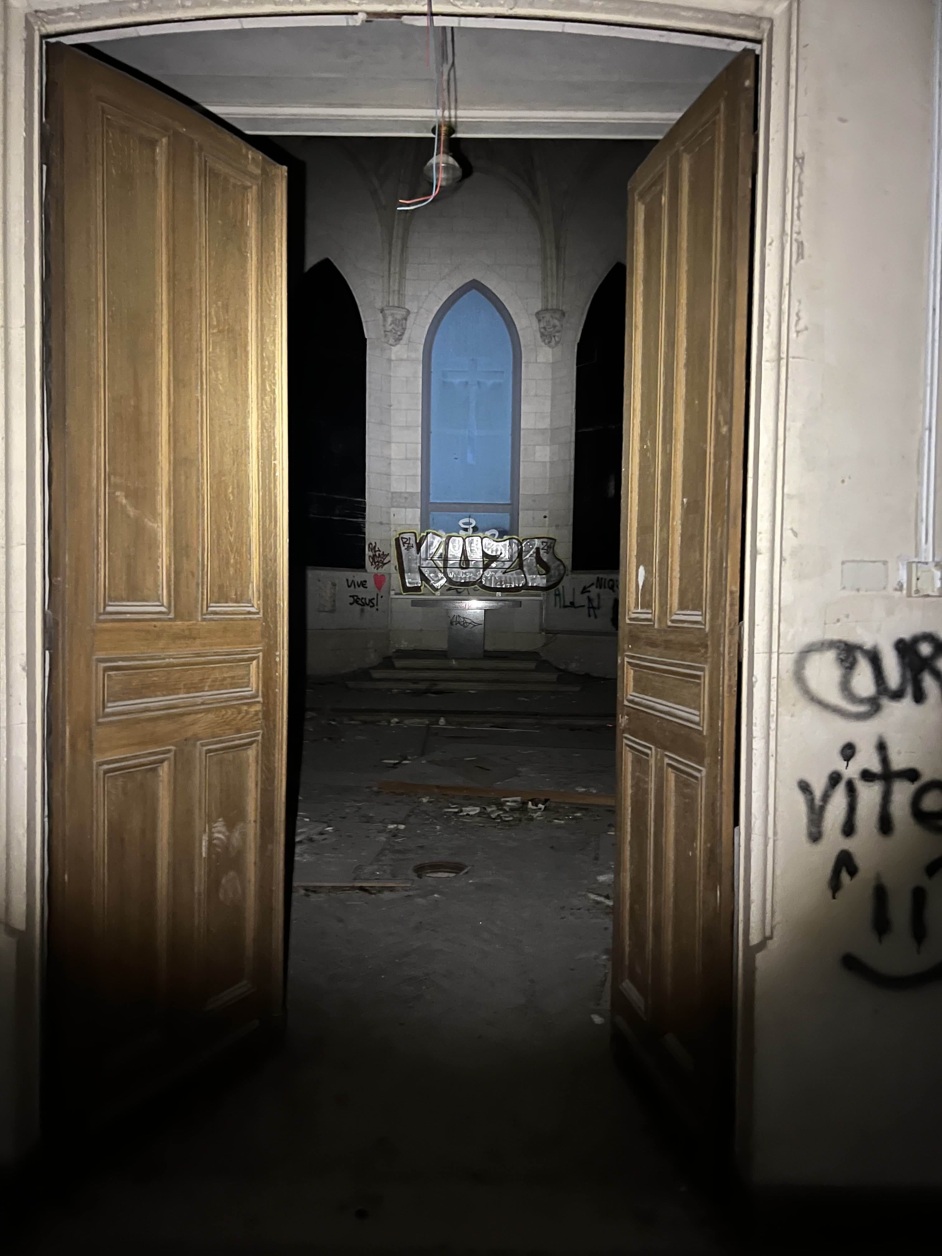 Grande salle vide de nuit